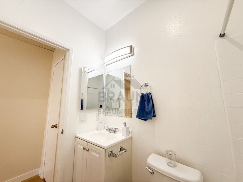 Building Photo - 11459 Collins St