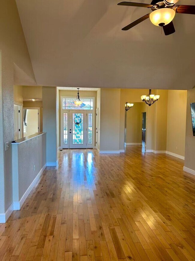 Building Photo - 5 bedroom and 3 bathroom two level house