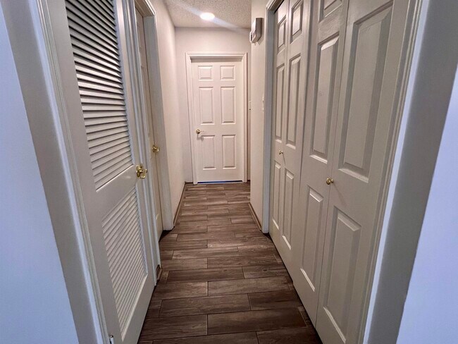 Building Photo - 104 Belaire Dr