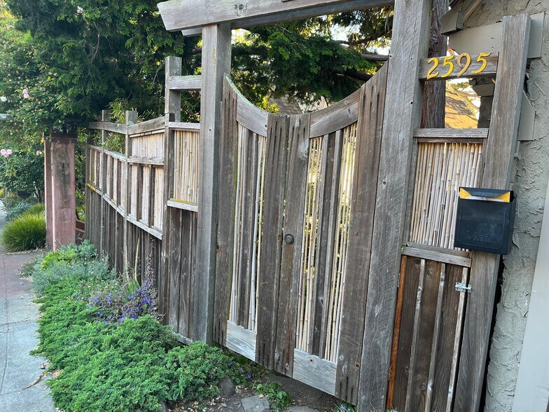 Gate - 2597 Buena Vista Way