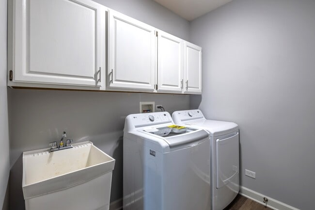 Building Photo - 2641 Loren Ln