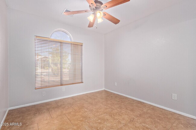 Building Photo - 208 E Devon Dr