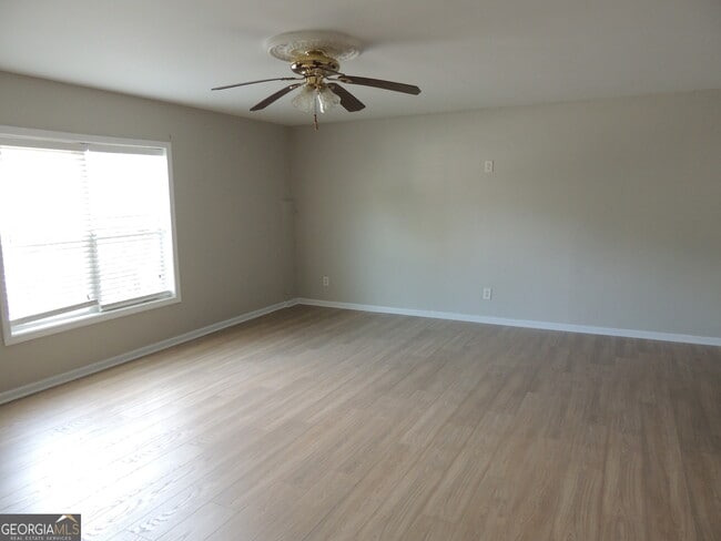 Building Photo - 450 MacLand Dr