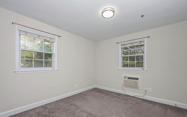 Building Photo - Spacious 1 + 1 Condo in quiet walk up Bldg.