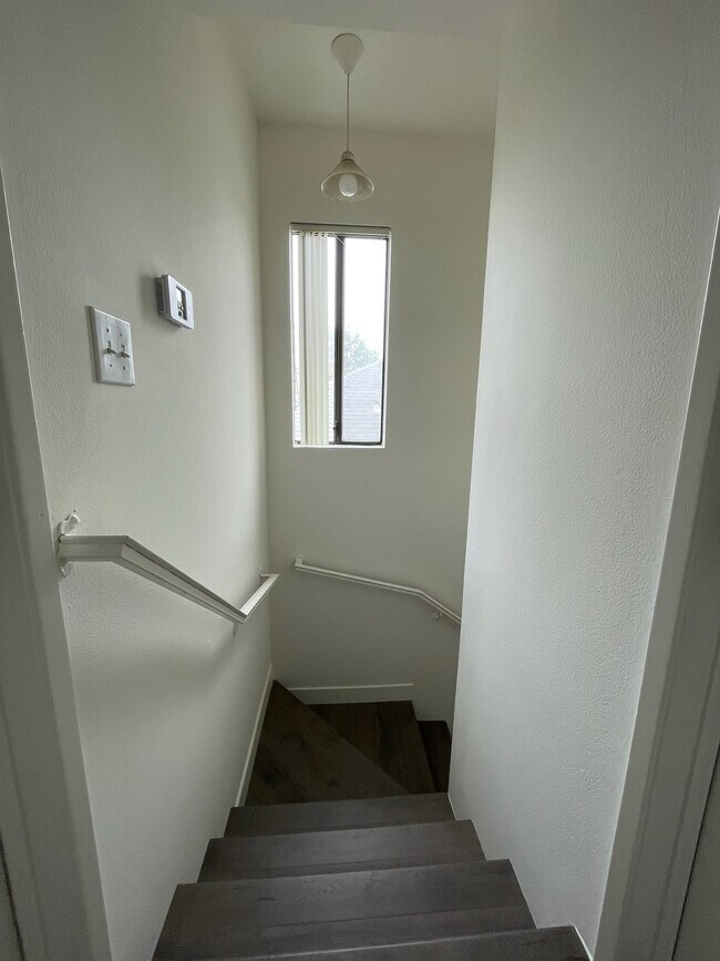 landing going downstairs - 10330 Riverside Dr