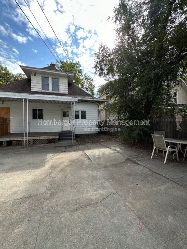 Building Photo - 904 W Spofford Ave