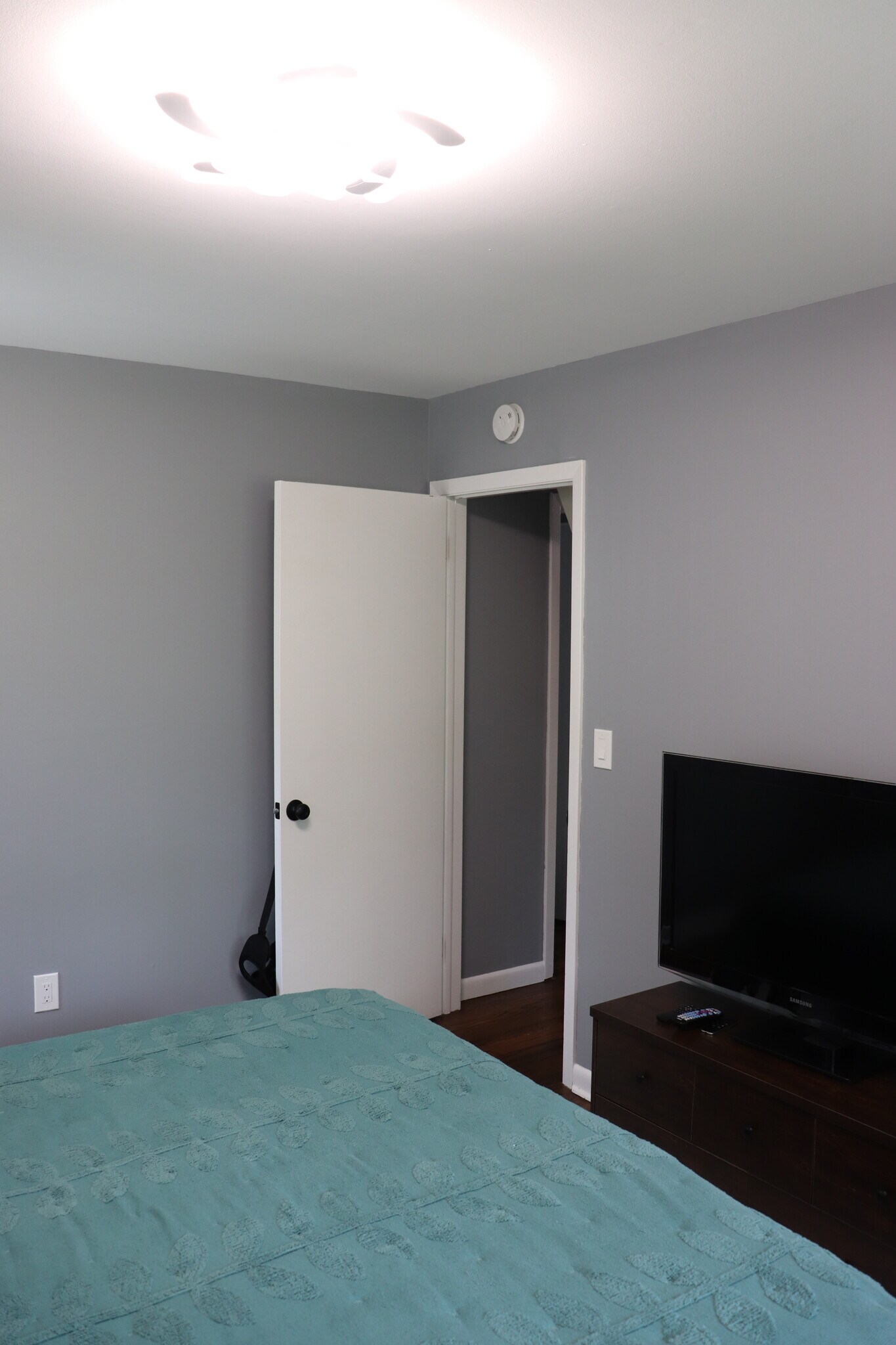 Building Photo - 442 Surrey Ln