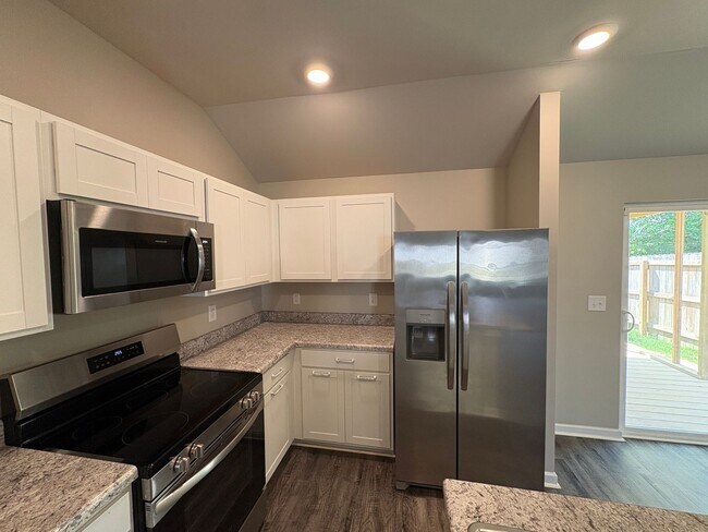 Building Photo - 3 bed, 2 bath available for rent now!
