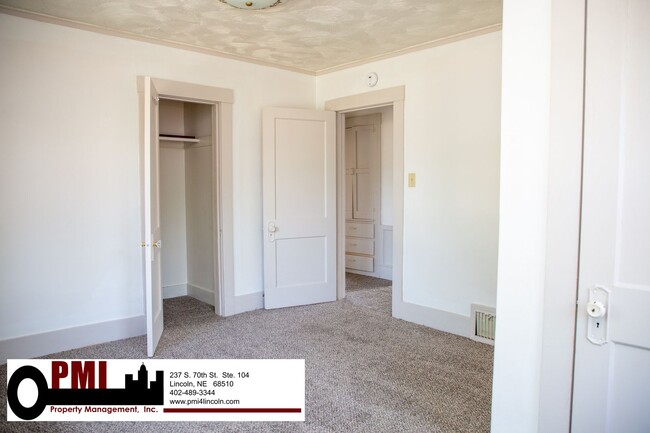 Building Photo - 4 Bedroom, 1.5 bathroom House For Rent; Av...