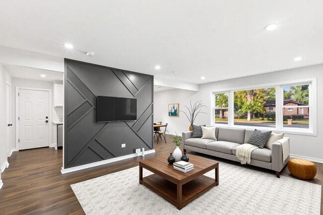 Building Photo - 15041 Irving Ave