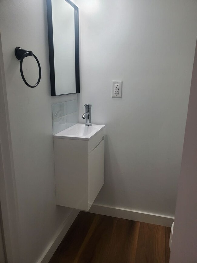 Building Photo - Newly Renovated 3 bedroom Single Family Ho...