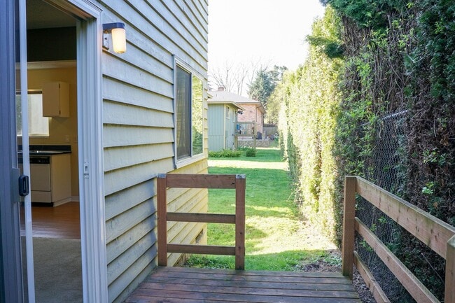 Building Photo - Close-in SE: Garden Level 1 Bdr w/ DW, Private Patio, & Parking!