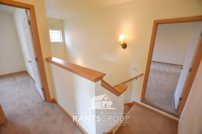 Building Photo - Spacious home in a fantastic neighborhood
