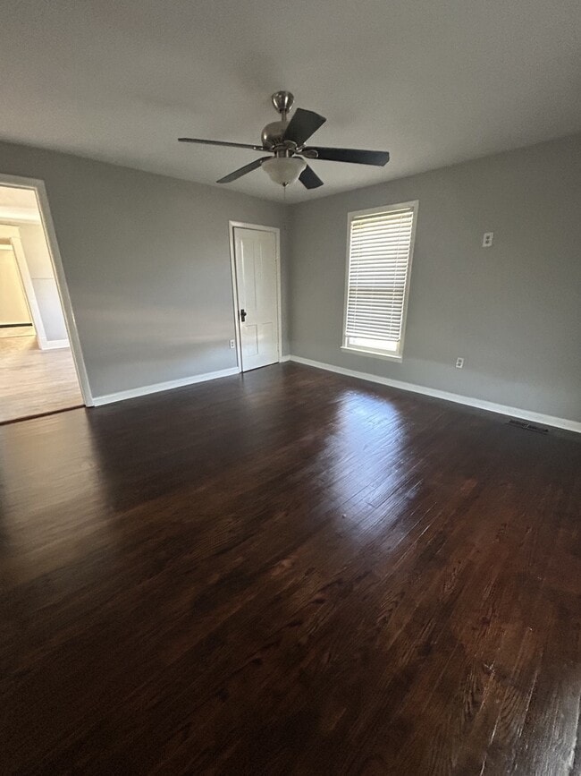 Building Photo - 1015 N Main St