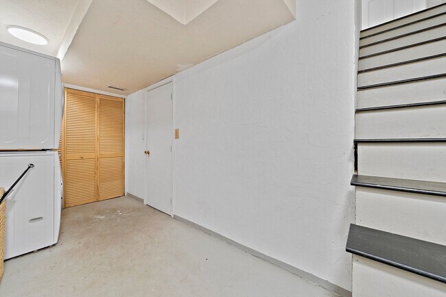 Building Photo - 52 River St