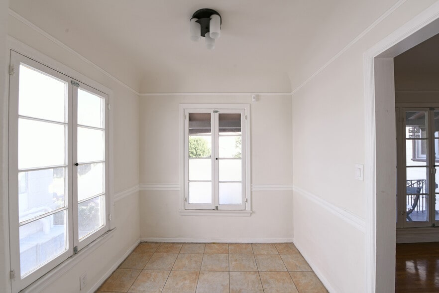 Building Photo - 913 Le Doux Rd