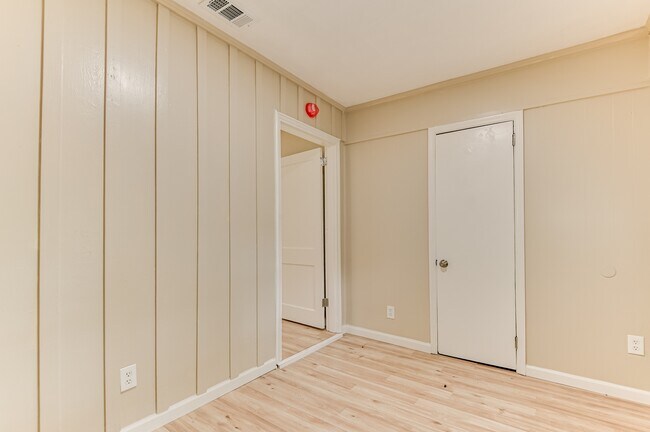 Building Photo - 2832 Cornelia Rd