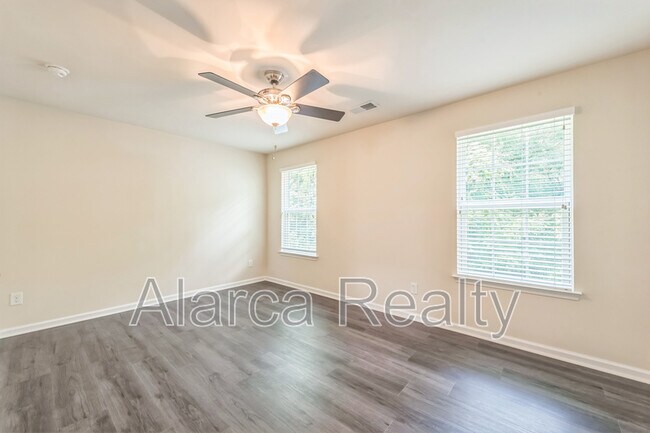 Building Photo - 2455 Silverthorn Dr