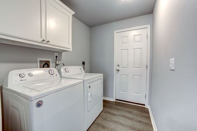 Building Photo - Clean, Crisp, Open Concept 3/2 Near TU