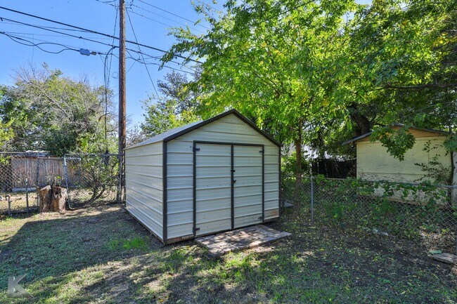 Building Photo - TOTAL RENOVATION! 2 bed/1 bath; All applia...