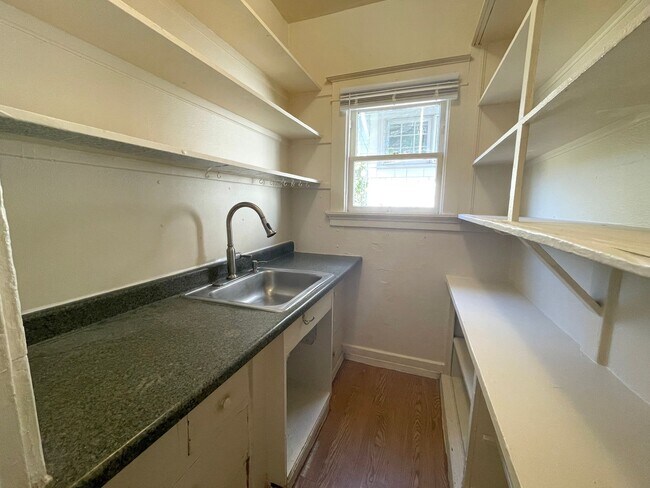 Building Photo - Central NE House with Basement, Hardwood F...
