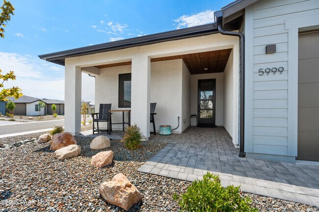 Building Photo - 5999 Finch Pl
