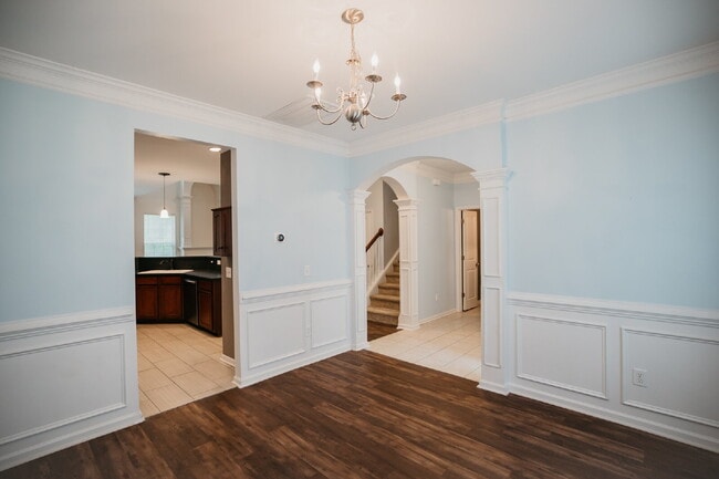 Building Photo - 4 Bed/2.5 Bath/Primary downstairs