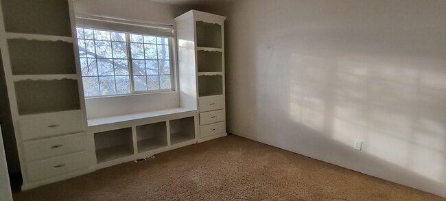 Building Photo - Spacious single family home in a quiet neighborhood