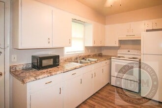 Building Photo - 3 Bedroom / 1 Bath Home Available Now!