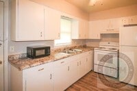 Building Photo - 3 Bedroom / 1 Bath Home Available Now!