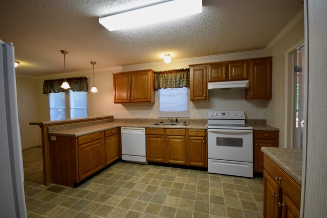 Building Photo - Spacious Home in the Country