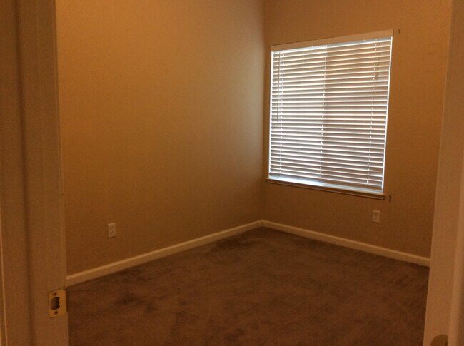 Building Photo - Gorgeous, bright Double Diamond home!