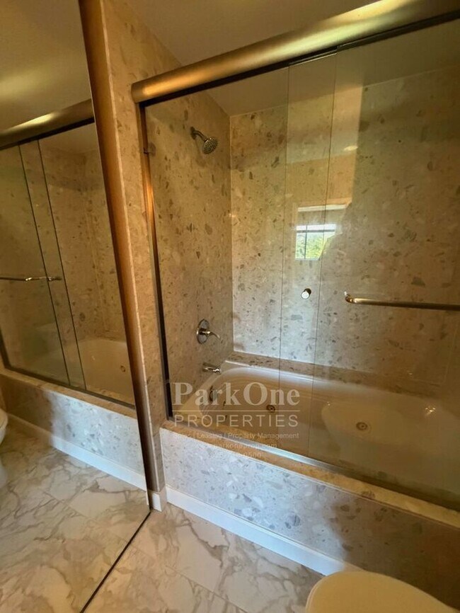 Building Photo - Updated Townhouse in Clayton Available for Lease now!