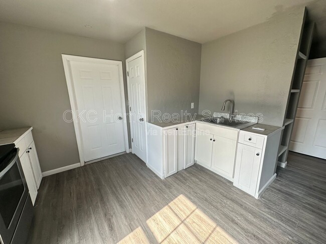 Building Photo - 1612 NE 24th St