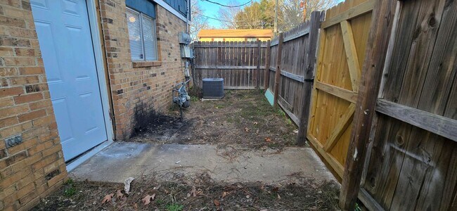 Building Photo - AVAILABLE NOW! 2 Bed / 1.5 Bath Townhome in Longview!