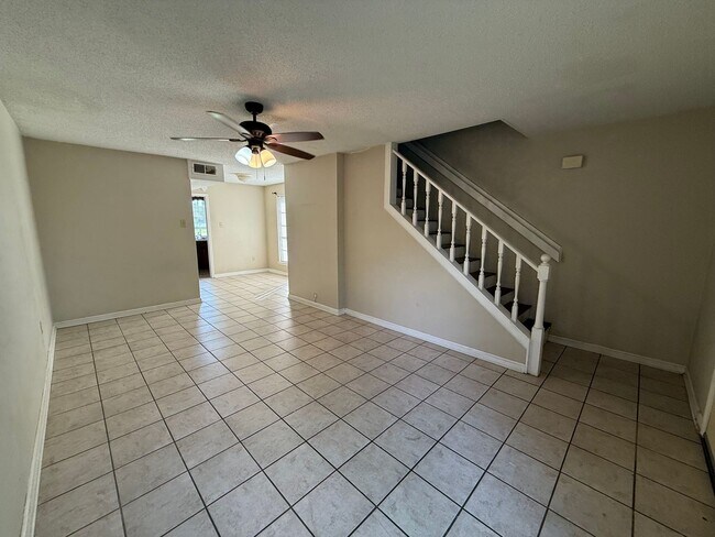 Building Photo - 1110-1112 Willow Creek Dr