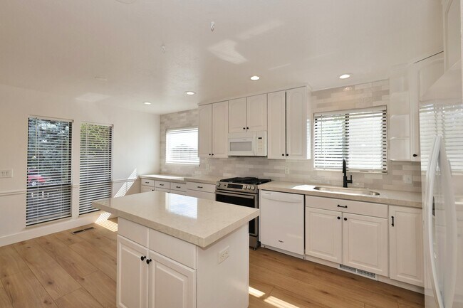 Building Photo - 4498 W Skye Dr