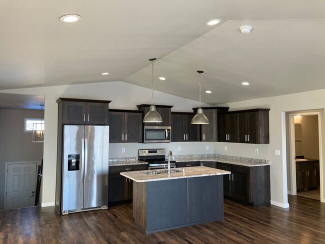 Building Photo - 4 Bed 3 Bath Single Family Home