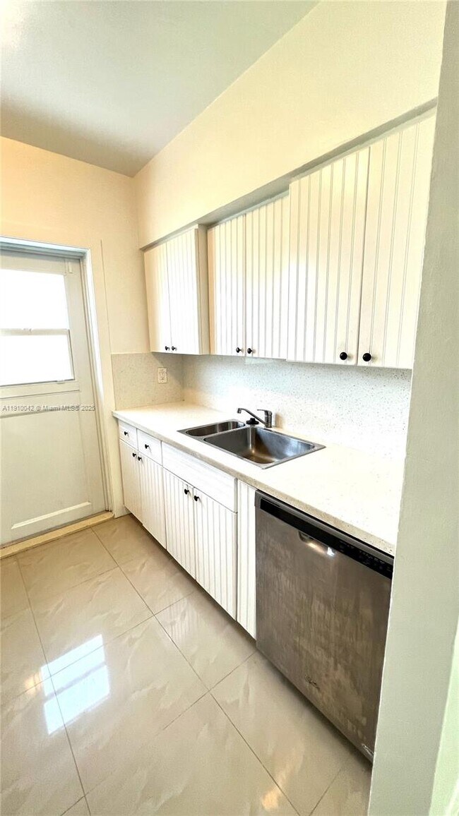 Building Photo - 8235 Crespi Blvd