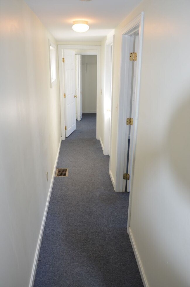 Building Photo - 15-17-17 Peru St