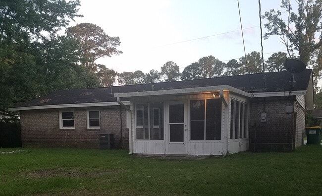 Building Photo - 318 W Whatley St