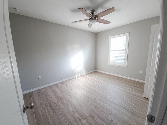 Building Photo - 185 SW Exmore Ave