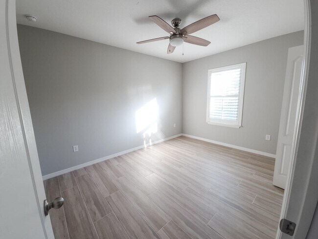 Building Photo - 185 SW Exmore Ave