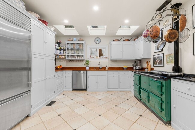 Building Photo - 13 Lockwood Ave