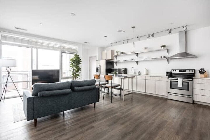 Building Photo - 747 N College Ave