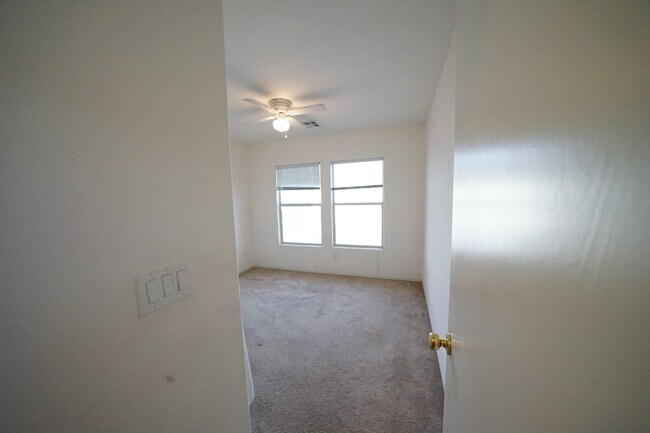 Building Photo - SHOWINGS AVAILABLE NOW