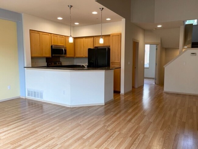 Building Photo - Beautiful 3 Bed 2.5 Bath Townhome in Talus, Issaquah