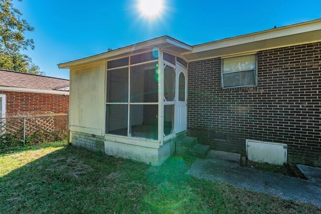 Building Photo - $1,300 - 3 bed/2 bath house for rent in Fl...