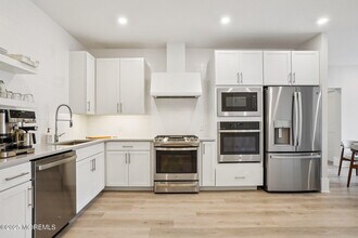 Building Photo - 218 3rd Ave