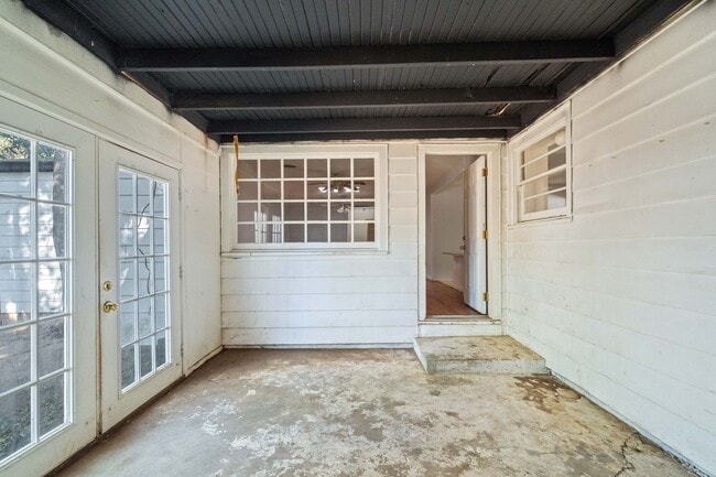 Building Photo - Vintage Home in Medical District *HALF-OFF...